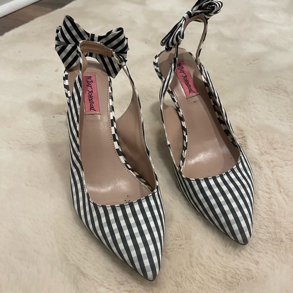 Betsey Johnson fabric strappy sling back heel w bow